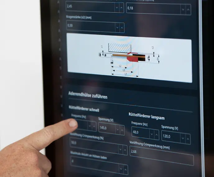 Eine Person zeigt auf einen Touchscreen-Computerbildschirm.